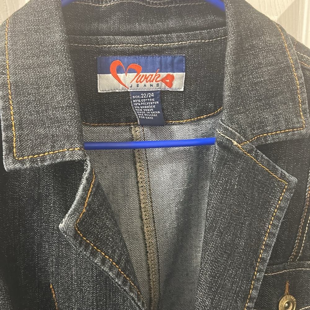 Stylish Black Denim Jacket - Picture 2 of 3